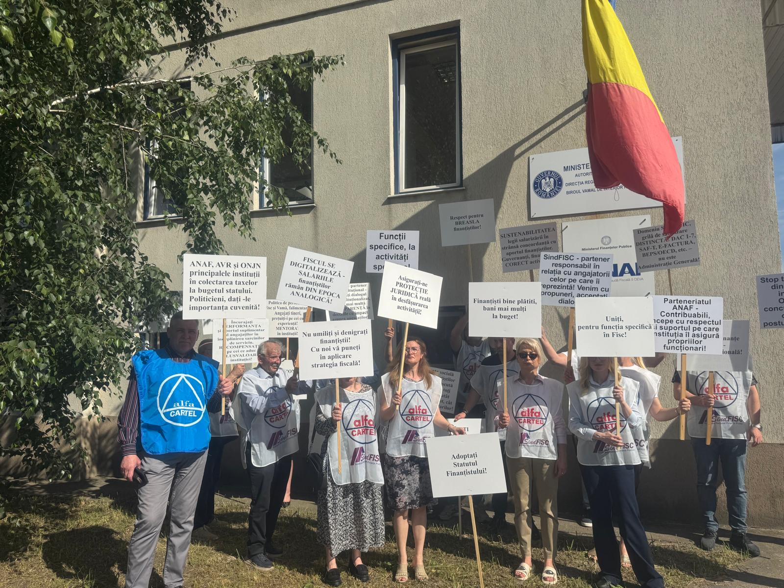 Angajații Antifraudă din Deva au ieșit în stradă