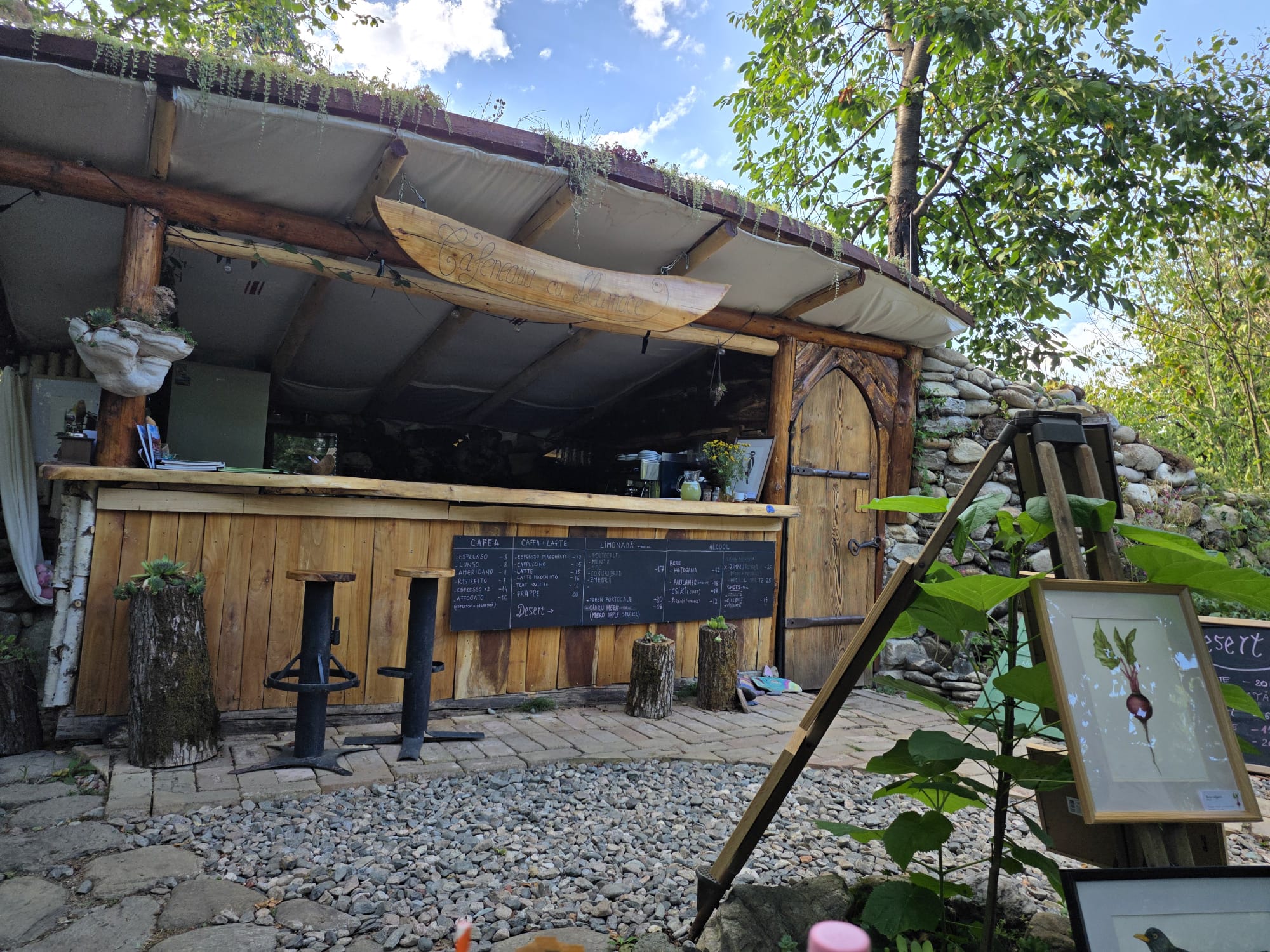 Cafeneaua cu hamace de la poalele Retezatului. Locul în care timpul curge altfel, iar cafeaua are gust de… vacanță