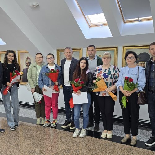 Crișcior: Trei eleve, performanțe remarcabile la olimpiade și competiții naționale