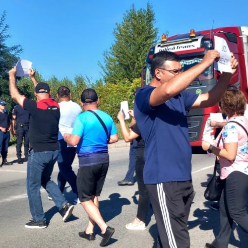 Protest la Hunedoara: 200 de siderurgiști au ieșit în stradă