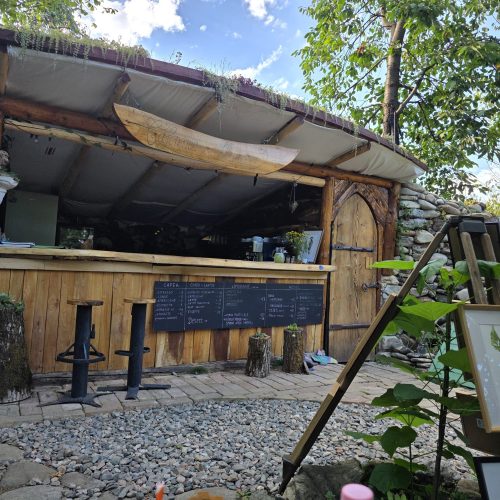 Cafeneaua cu hamace de la poalele Retezatului. Locul în care timpul curge altfel, iar cafeaua are gust de… vacanță